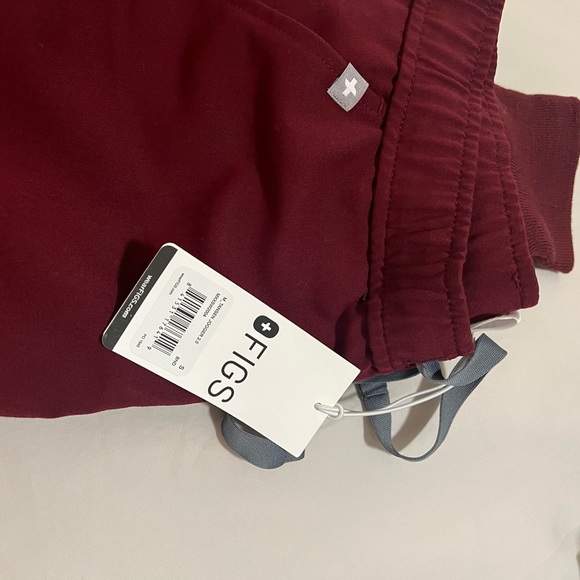 Men’s Figs Maroon Scrub set - Picture 3 of 6